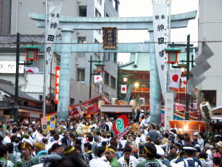 大鳥居をから境内へと向かう神輿
